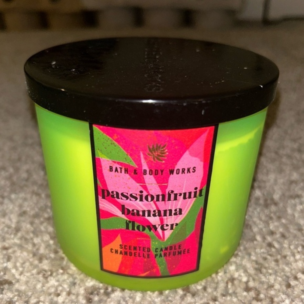 Bath & Body Works PASSIONFRUIT & BANANA FLOWER 3 Wick 14.5 Oz Candle Rare